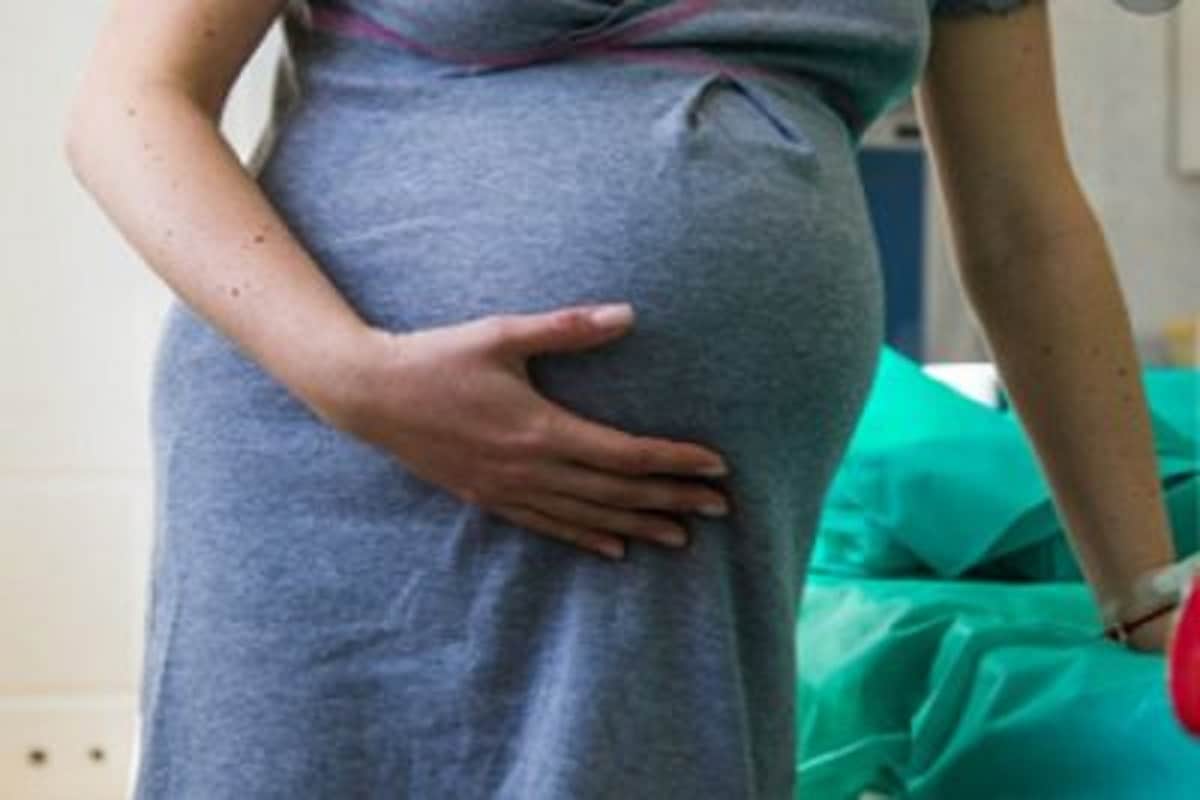 252 कोरोनाग्रस्त महिलांपैकी 95 टक्के महिलांमध्ये सुरुवातीला सौम्य लक्षणं होत किंवा लक्षणंच नव्हती. तर 6 महिलांमध्ये गंभीर लक्षणं होती किंवा त्यांच्यामध्ये कोव्हिड 19 संबंधित न्यूमोनिया होता. 252 कोरोनाग्रस्त महिलांपैकी 95 टक्के महिलांमध्ये सुरुवातीला सौम्य लक्षणं होत किंवा लक्षणंच नव्हती. तर 6 महिलांमध्ये गंभीर लक्षणं होती किंवा त्यांच्यामध्ये कोव्हिड 19 संबंधित न्यूमोनिया होता.