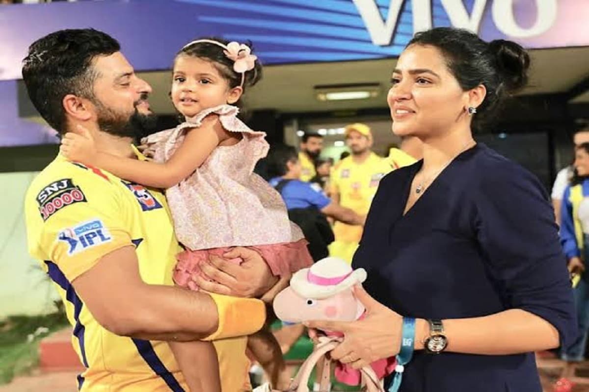 आयपीएलमध्ये सर्वात जास्त धावा करणारा आणि CSKचा आघाडीचा फलंदाज सुरैश रैना नुकताच बाबा झाला. सुरैशला सपोर्ट करण्यासाठी त्याची पत्नी प्रियंका गेल्या वर्षी आयपीएलमध्ये दिसली होती. यावेळी झिवा आणि सुरैश रैनाची मुलगी ग्रेसिया मज्जा करताना दिसत होते. मात्र यावेळी प्रियंका आयपीएलमध्ये दिसणार नाही. आयपीएलमध्ये सर्वात जास्त धावा करणारा आणि CSKचा आघाडीचा फलंदाज सुरैश रैना नुकताच बाबा झाला. सुरैशला सपोर्ट करण्यासाठी त्याची पत्नी प्रियंका गेल्या वर्षी आयपीएलमध्ये दिसली होती. यावेळी झिवा आणि सुरैश रैनाची मुलगी ग्रेसिया मज्जा करताना दिसत होते. मात्र यावेळी प्रियंका आयपीएलमध्ये दिसणार नाही.