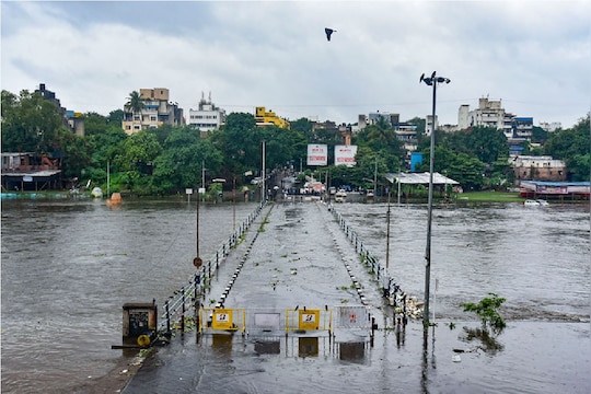 पुणेकरांसाठी ALERT, पूल पाण्याखाली जाणार असल्याने या भागातून प्रवास करणं टाळा