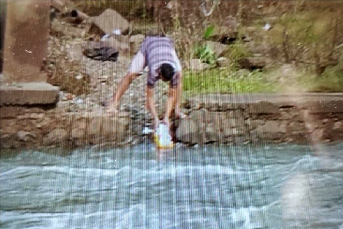 दरम्यान, पुण्यात यावेळी कोरोना महामारीमुळे पालिकेनं नागरिकांना नदी पात्रात विसर्जनाला बंदी घातली आहे. मात्र तरीही काही लोक नजर चुकवून थेट नदी पात्रातच मूर्ती विसर्जन करताना पाहायला मिळाले.