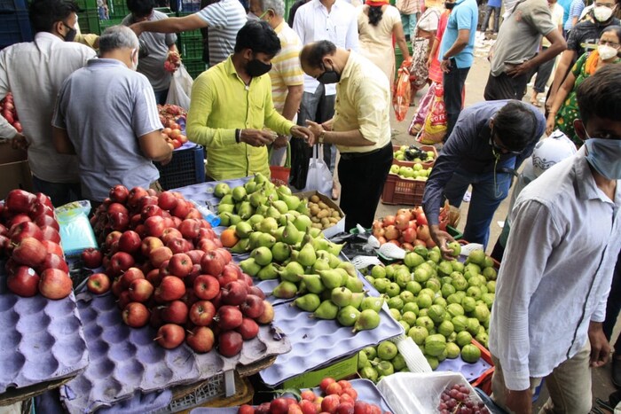 सोशल डिस्टन्सिंग पाळून आठवडी बाजारही सुरू करायला 15 तारखेपासून परवानगी मिळाली आहे.