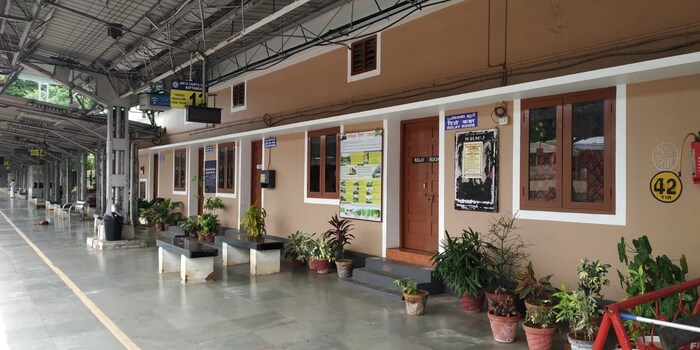 हे फोटो पाहिल्यानंतर नेटिझन्स या रेल्वे स्टेशनच्या प्रेमातच पडले आहेत. कधी एकदा लॉकडाऊन संपतो आणि या रेल्वे स्टेशनवर जातो असं सर्वांना झालं आहे. लॉकडाऊनप्रमाणेच लॉकडाऊननंतरही हे रेल्वे स्टेशन असंच  हिरवंगार दिसावं, या झाडांची नीट काळजी घेतली जावी, अशी प्रतिक्रिया सर्वांनी दिली आहे. 