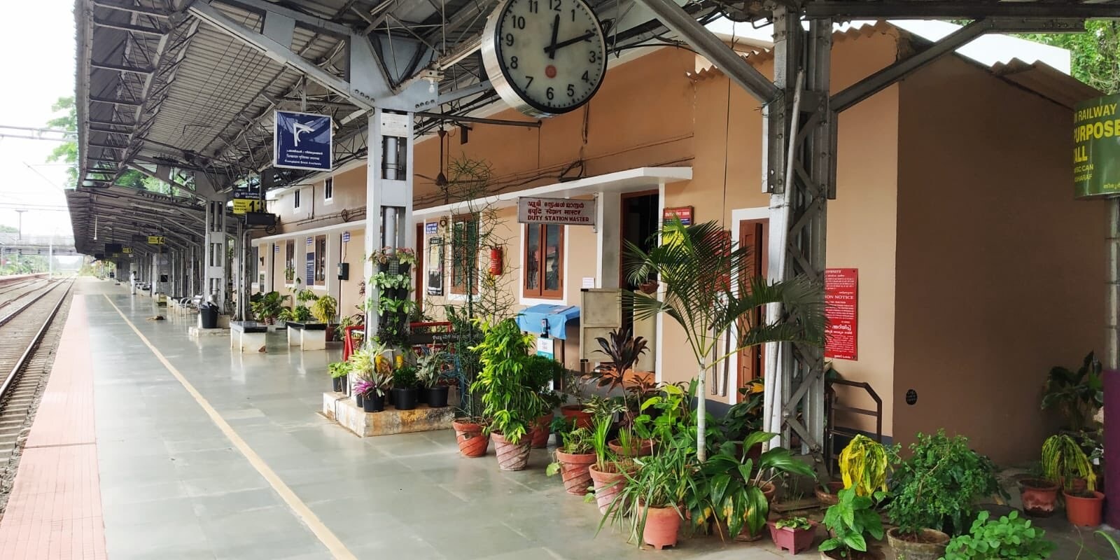 भारतातील रेल्वे स्टेशन कसे आहेत याची कल्पना आपणा सर्वांना आहेच. त्यामुळे असं रेल्वे स्टेशन भारतात नेमकं आहे कुठे असा प्रश्न तुम्हाला पडला आहे. भारतातील रेल्वे स्टेशन कसे आहेत याची कल्पना आपणा सर्वांना आहेच. त्यामुळे असं रेल्वे स्टेशन भारतात नेमकं आहे कुठे असा प्रश्न तुम्हाला पडला आहे.