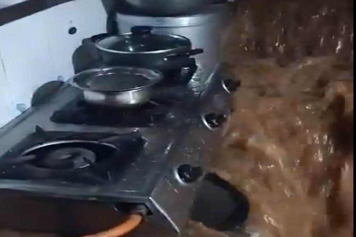 मुंबईसह उपनगरांत सुरू असलेल्या मुसळधार पावसानं हाल, घरात धबधबा सुरू, पाहा VIDEO