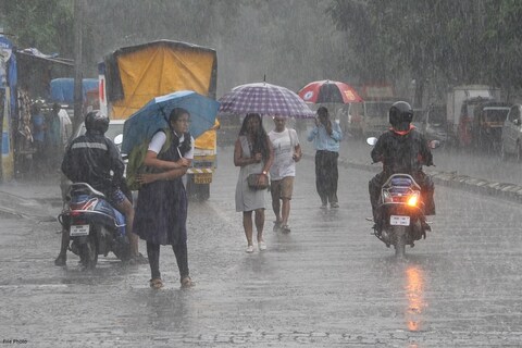 पुराच्या पाण्यातून आजार होण्याचा धोका व्यक्त करण्यात आल्याने नागरिकांनी काळजी घेण्याचं आवाहन करण्यात आलं आहे.