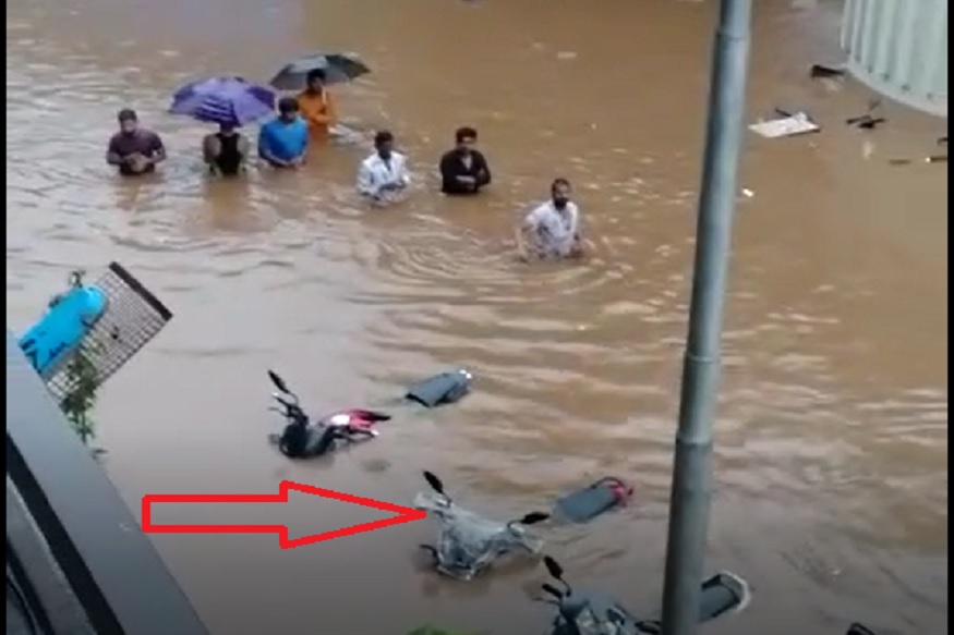 मुंबईनंतर उपनगरात पावसाचं धुमशान, अनेक दुचाकी पाण्याखाली...मोठं नुकसान, पाहा LIVE VIDEO