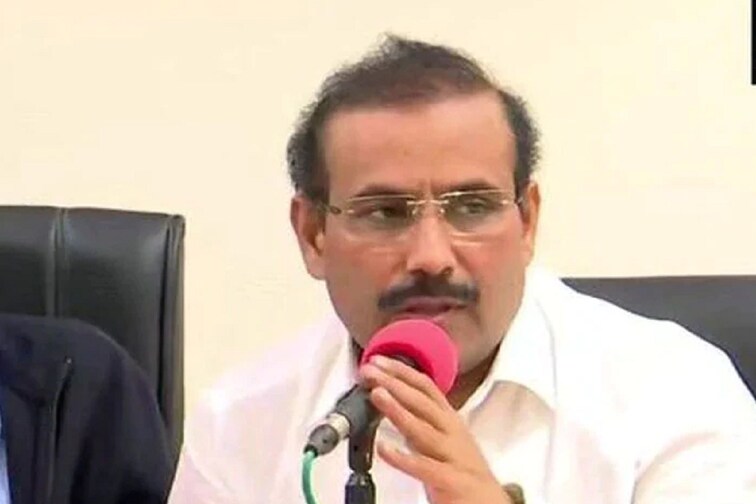 फोटो काढण्याच्या नादात आरोग्यमंत्र्यांनाच पडला सोशल डिस्टन्सिंगचा विसर