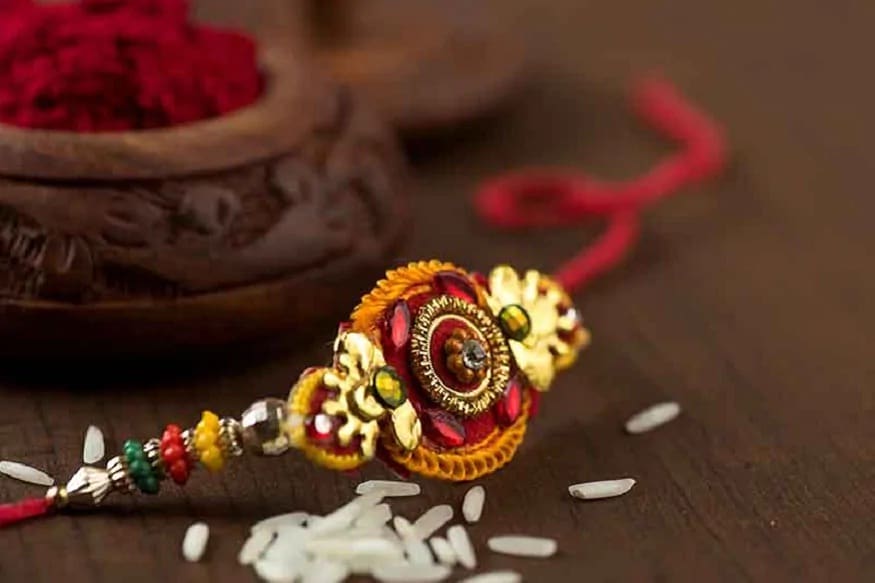 रक्षाबंधन असतांनाही प्रवासाची परवानगी मिळाली नसल्याने तेलंगणा राज्यातील मंचिरियाल जिल्ह्यातला भाऊ राखी बांधायला महाराष्ट्रातील बहीणीकडे यायला निघाला. पण लाकडाऊनमुळे त्याला महाराष्ट्रात प्रवेश मिळाला नाही. रक्षाबंधन असतांनाही प्रवासाची परवानगी मिळाली नसल्याने तेलंगणा राज्यातील मंचिरियाल जिल्ह्यातला भाऊ राखी बांधायला महाराष्ट्रातील बहीणीकडे यायला निघाला. पण लाकडाऊनमुळे त्याला महाराष्ट्रात प्रवेश मिळाला नाही.