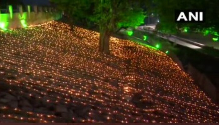 अनेक मंदिरांमध्ये दिपोत्सवालाही सुरुवात झाली असून मंदिरांवर रोशनाई करण्यात आली आहे.