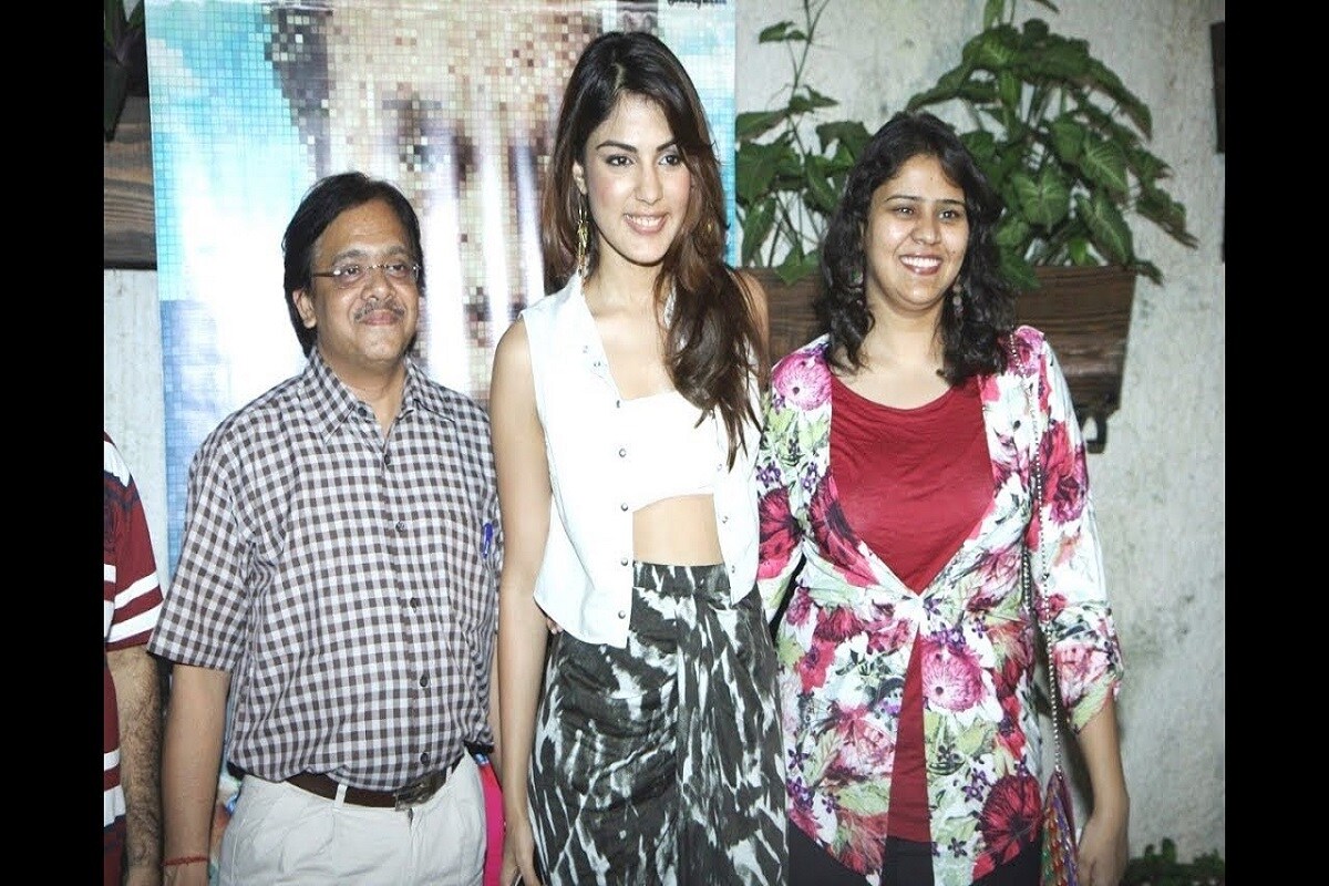 रियाचा जन्म 1 जुलै 1992मध्ये बंगळुरूमध्ये झाला. रियाचे वडील बंगाली आणि आई कोंकणी असून रियाचे वडील सैन्यात डॉक्टर आहेत. मीडिया अहवालांच्या मते सीबीआयकडून रिया चक्रवर्ती, शोविक चक्रवर्ती, इंद्रजीत चक्रवर्ती, संध्या चक्रवर्ती यांच्यावर आरोपपत्र दाखल करण्यात आले आहे. रियाचा जन्म 1 जुलै 1992मध्ये बंगळुरूमध्ये झाला. रियाचे वडील बंगाली आणि आई कोंकणी असून रियाचे वडील सैन्यात डॉक्टर आहेत. मीडिया अहवालांच्या मते सीबीआयकडून रिया चक्रवर्ती, शोविक चक्रवर्ती, इंद्रजीत चक्रवर्ती, संध्या चक्रवर्ती यांच्यावर आरोपपत्र दाखल करण्यात आले आहे.