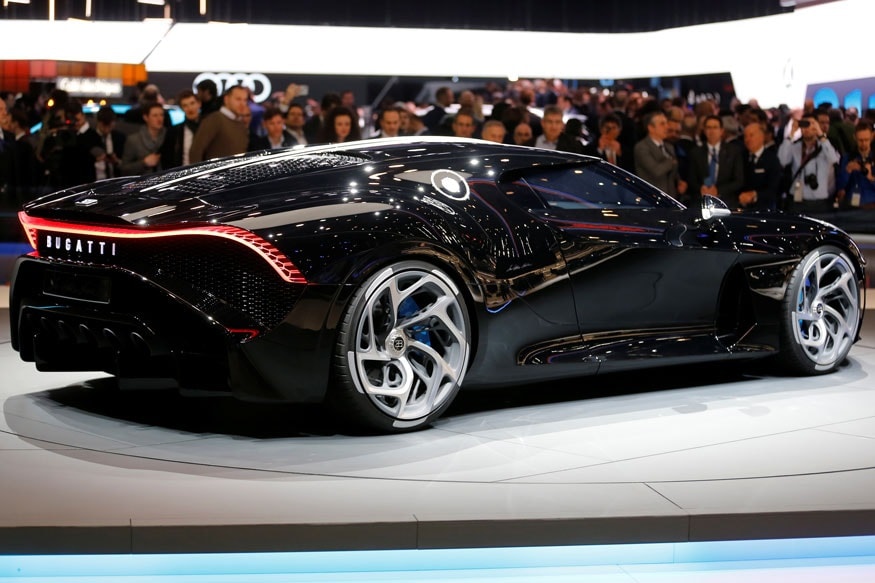 रोनाल्डोने खरेदी केलेली Bugatti la voiture noire ही कार नसून एखाद्या वादळाप्रमाणे आहे. या कारचा टॉप स्पीड 380 किमी आहे. ताशी ही कार अवघ्या 2.4 सेकंदात 60 किमी पार करू शकते. रोनाल्डोने खरेदी केलेली Bugatti la voiture noire ही कार नसून एखाद्या वादळाप्रमाणे आहे. या कारचा टॉप स्पीड 380 किमी आहे. ताशी ही कार अवघ्या 2.4 सेकंदात 60 किमी पार करू शकते.