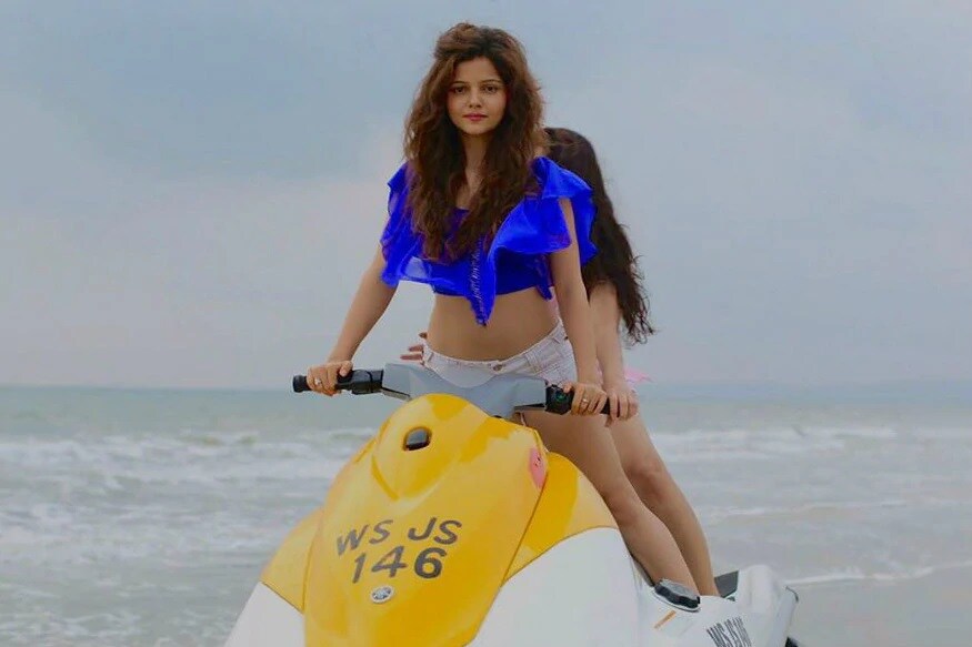 सोशल मीडियावर तिच्या आयुष्यातील विविध गोष्टींचे अपडेट देणाऱ्या रुबीनाने एका मैत्रिणीबरोबर समुद्रात राइडचा आनंद घेताना हा फोटो शेअर केला आहे. (फोटो सौजन्य- इन्स्टाग्राम @rubinadilaik) सोशल मीडियावर तिच्या आयुष्यातील विविध गोष्टींचे अपडेट देणाऱ्या रुबीनाने एका मैत्रिणीबरोबर समुद्रात राइडचा आनंद घेताना हा फोटो शेअर केला आहे. (फोटो सौजन्य- इन्स्टाग्राम @rubinadilaik)