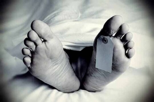 बापरे! डॉक्टरांनी केलं मृत घोषित, दफन करण्याआधीच उठून बसली वृद्ध महिला