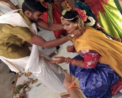 आंध्र प्रदेशचा फलंदाज के भरतनं सोशल मीडियावर फोटो शेअर करत लग्नबंधनात अडकल्याची माहिती दिली. भरतनं 10 वर्ष रिलेशनशिपमध्ये असलेल्या अंजलीसोबत 5 ऑगस्ट रोजी लग्न केले. आंध्र प्रदेशचा फलंदाज के भरतनं सोशल मीडियावर फोटो शेअर करत लग्नबंधनात अडकल्याची माहिती दिली. भरतनं 10 वर्ष रिलेशनशिपमध्ये असलेल्या अंजलीसोबत 5 ऑगस्ट रोजी लग्न केले.
