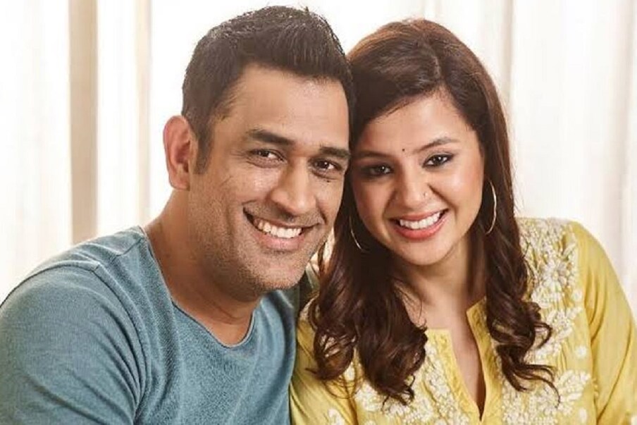 साक्षी आणि धोनी यांच्या लग्नाला 10 वर्ष पूर्ण झाली आहेत. 2010मध्ये त्यांचे लग्न झाले होते. त्यावेळी धोनी भारतीय संघाचा कर्णधार होता. आता धोनीनं आंतरराष्ट्रीय क्रिकेटमधून निवृत्ती घेतली आहे. 