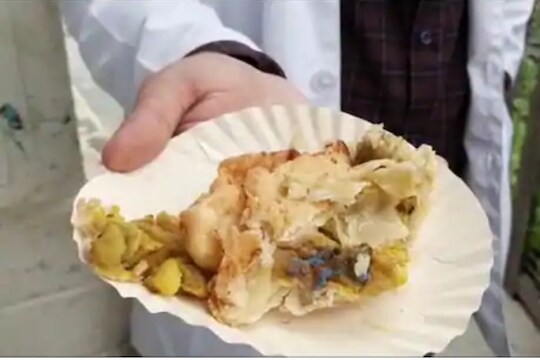 अरेच्या.. डॉक्टरांनी सामोशाचं केलं पोस्टमार्टम; तर निघाली साबणाची वडी