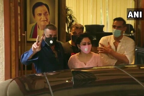 संजय दत्त कोकिलाबेन रुग्णालयात रवाना होत आहे, त्यावेळचे काही फोटो त्याने चाहत्यांसोबत शेअर केले आहेत