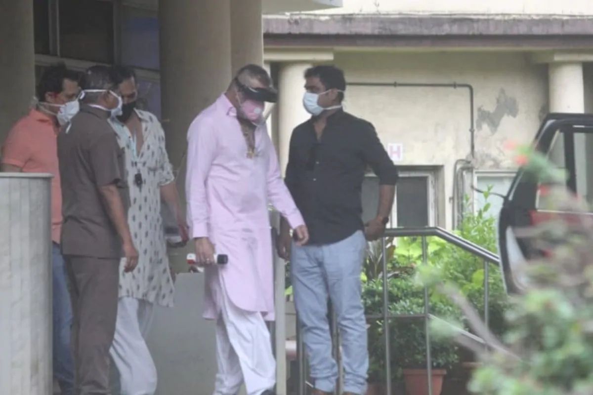 बॉलिवुड अभिनेता संजय दत्त (Sanjay Dutt) याला चौथ्या स्टेजवरील फुप्फुसांच्या कर्करोगाचं (Lung Cancer) निदान झालं असून यामुळे त्यांच्या चाहत्यांसह कुटुंबीयांना मोठा झटका बसला आहे. बॉलिवुड अभिनेता संजय दत्त (Sanjay Dutt) याला चौथ्या स्टेजवरील फुप्फुसांच्या कर्करोगाचं (Lung Cancer) निदान झालं असून यामुळे त्यांच्या चाहत्यांसह कुटुंबीयांना मोठा झटका बसला आहे.