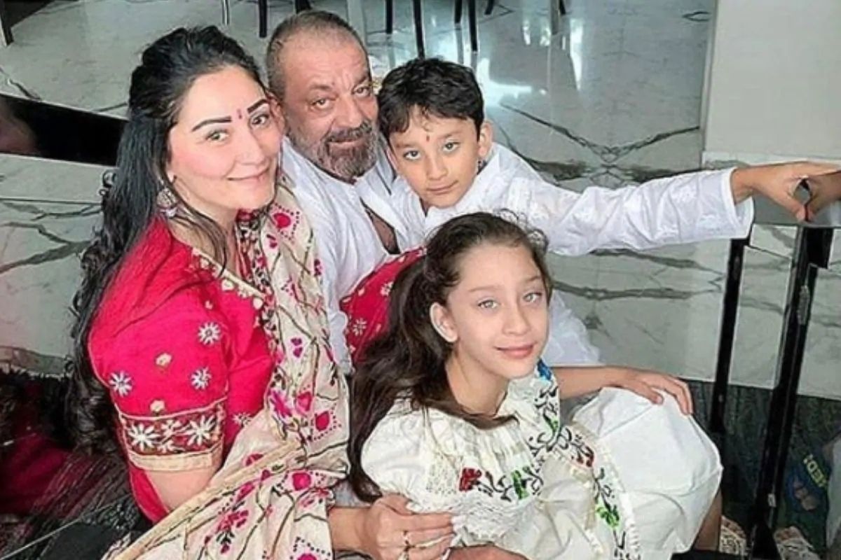 इतकचं नाही तर संजय दत्त (Sanjay Dutt) याची पत्नी मान्यता दत्त (Manyata Dutt) नेही संजय दत्तच्या कर्करोगाविषयी एक पोस्टर शेअर केली होती. ज्यामध्ये तिने सांगितले होते की संजय दत्त एडवान्स स्टेजच्या कॅन्सरशी लढा देत आहेत. (photo credit: Viral Bhayani) इतकचं नाही तर संजय दत्त (Sanjay Dutt) याची पत्नी मान्यता दत्त (Manyata Dutt) नेही संजय दत्तच्या कर्करोगाविषयी एक पोस्टर शेअर केली होती. ज्यामध्ये तिने सांगितले होते की संजय दत्त एडवान्स स्टेजच्या कॅन्सरशी लढा देत आहेत. (photo credit: Viral Bhayani)