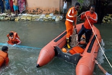 मुंबईत नाल्यात 2 घरं कोसळली, दीड वर्षाच्या मुलीचा मृतदेह सापडला, दोघी बेपत्ता