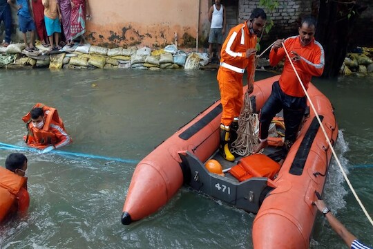 मुंबईत नाल्यात 2 घरं कोसळली, दीड वर्षाच्या मुलीचा मृतदेह सापडला, दोघी बेपत्ता