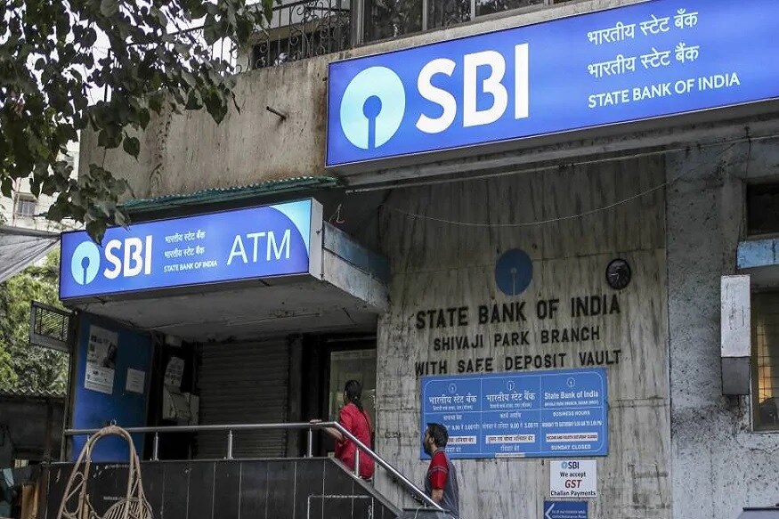 एटीएममधून (ATM) पैसे काढणे सोपे आणि सुविधापूर्ण आहे. मात्र यासंबंधीत काही फ्रॉड देखील समोर येत आहेत. अशावेळी डेबिट किंवा एटीएम कार्डाचे सुरक्षितपणे वापर करणे आणि एटीएममध्ये व्यवहार करताना सावधानता बाळगणे आवश्यक आहे. एटीएममधून (ATM) पैसे काढणे सोपे आणि सुविधापूर्ण आहे. मात्र यासंबंधीत काही फ्रॉड देखील समोर येत आहेत. अशावेळी डेबिट किंवा एटीएम कार्डाचे सुरक्षितपणे वापर करणे आणि एटीएममध्ये व्यवहार करताना सावधानता बाळगणे आवश्यक आहे.