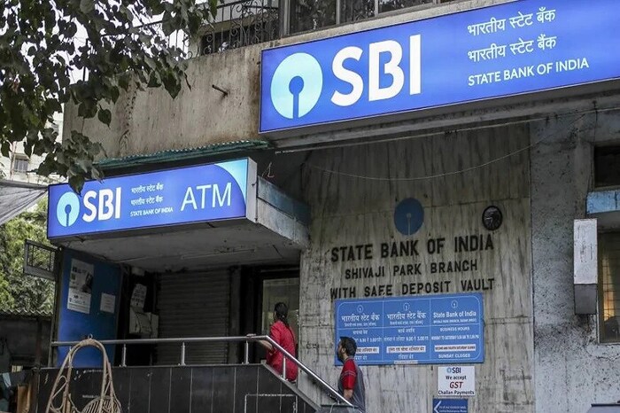  एटीएममधून (ATM) पैसे काढणे सोपे आणि सुविधापूर्ण आहे. मात्र यासंबंधीत काही फ्रॉड देखील समोर येत आहेत. अशावेळी डेबिट किंवा एटीएम कार्डाचे सुरक्षितपणे वापर करणे आणि एटीएममध्ये व्यवहार करताना सावधानता बाळगणे आवश्यक आहे.