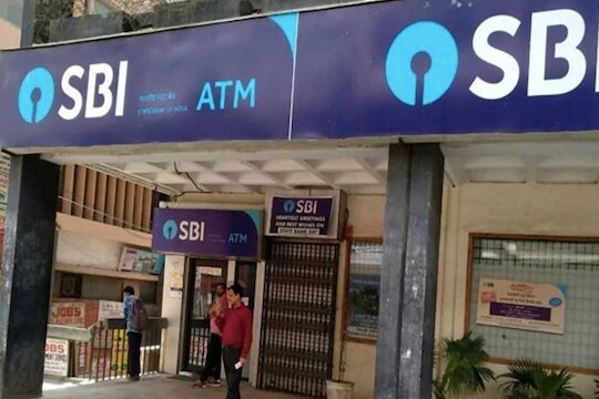 आता एका WhatsApp मेसेजवर दारात उभं राहणार ATM, वाचा काय आहे SBIची नवीन सेवा