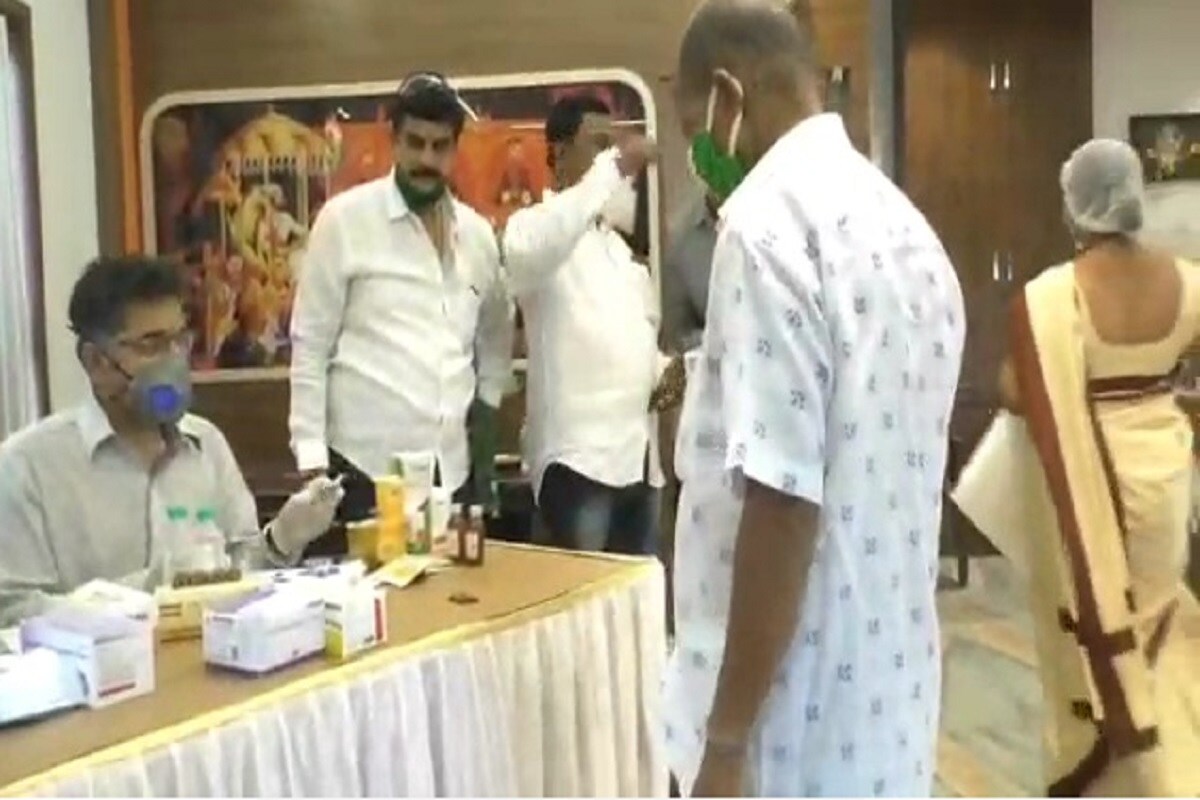 कोरोना व्हायरसचा प्रादुर्भाव वाढत असताना रुग्णांचे हाल होऊ नये यासाठी शिवसेना पक्षप्रमुख उद्धव ठाकरे यांनी शिवसैनिकांना शिवसेना शाखांमधून दवाखाना सुरू करून रुग्ण सेवा करा, असं आवाहन केलं होतं. कोरोना व्हायरसचा प्रादुर्भाव वाढत असताना रुग्णांचे हाल होऊ नये यासाठी शिवसेना पक्षप्रमुख उद्धव ठाकरे यांनी शिवसैनिकांना शिवसेना शाखांमधून दवाखाना सुरू करून रुग्ण सेवा करा, असं आवाहन केलं होतं.