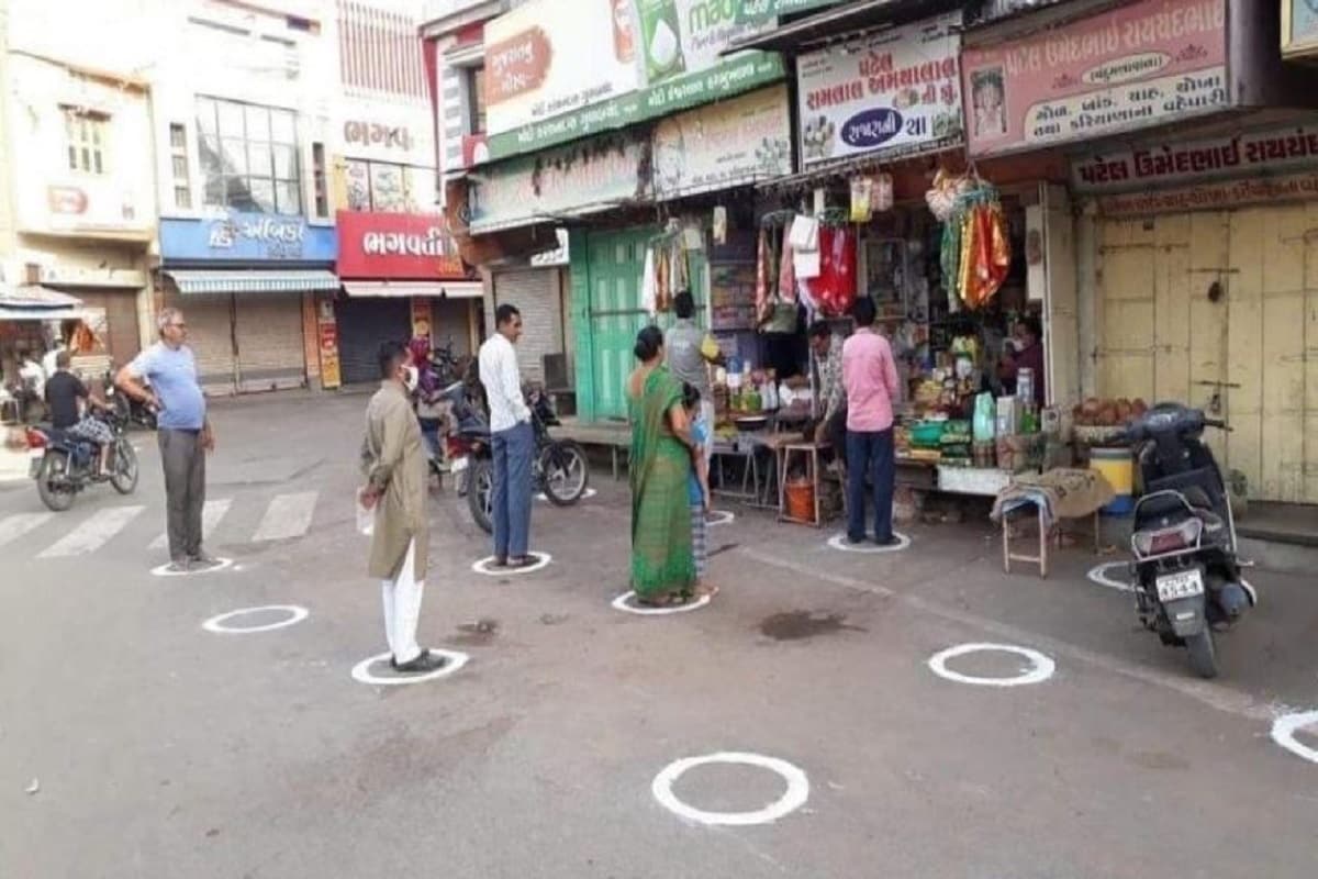 सर्वात महत्त्वाचं म्हणजे सोशल डिस्टन्सिंग राखा. जिथं खूप गर्दी आहे, सोशल डिस्टन्सिंग राखू शकत नाही, तिथं जाणं टाळा. सर्वात महत्त्वाचं म्हणजे सोशल डिस्टन्सिंग राखा. जिथं खूप गर्दी आहे, सोशल डिस्टन्सिंग राखू शकत नाही, तिथं जाणं टाळा.