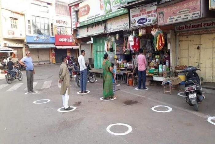 सर्वात महत्त्वाचं म्हणजे सोशल डिस्टन्सिंग राखा. जिथं खूप गर्दी आहे, सोशल डिस्टन्सिंग राखू शकत नाही, तिथं जाणं टाळा.