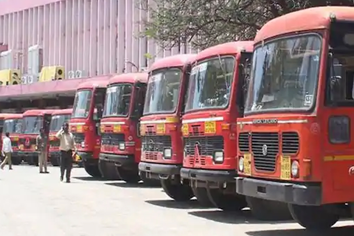 तब्बल 5 महिन्यानंतर लालपरीने बस डेपो सोडला, फटाके फोडून स्वागत