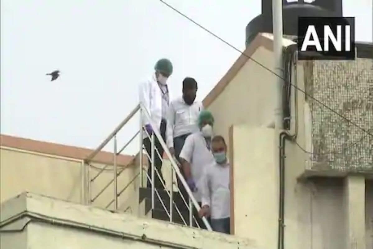 बॉलिवूड अभिनेता सुशांत सिंह राजपूत (Sushant singh Rajput) प्रकरणाचा मोर्चा आता CBI ने सांभाळला आहे. सुशांतची आत्महत्या झाली की हत्या याचा शोध घेण्यासाठी सीबीआयच्या टीमने मुंबईतील अनेक लोकांशी बातचीत केली. बॉलिवूड अभिनेता सुशांत सिंह राजपूत (Sushant singh Rajput) प्रकरणाचा मोर्चा आता CBI ने सांभाळला आहे. सुशांतची आत्महत्या झाली की हत्या याचा शोध घेण्यासाठी सीबीआयच्या टीमने मुंबईतील अनेक लोकांशी बातचीत केली.