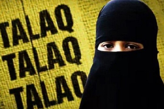 गाडी घेण्यासाठी माहेरहून पैसे आणले नाही म्हणून पत्नीला मोबाइलवरच तिहेरी तलाक!