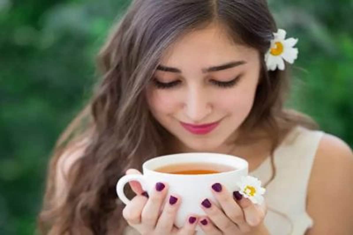 मासिक पाळीत (Menstrual period) बहुतेक महिलांना पोटात तीव्र वेदना होतात, अशा वेदनांपासून आराम मिळावा म्हणून अनेक महिला चहा पितात. मात्र तुम्हाला माहिती आहे का, की ज्या वेदनांपासून मुक्ती मिळवण्यासाठी तुम्ही चहा पित आहात, तोच चहा तुमच्यासाठी हानीकारक ठरू शकतो. चहा प्यालल्याने तुमच्या पोटातील वेदना तर कमी होतात, मात्र पीरियड्समधील इतर समस्या वाढतात. मासिक पाळीत (Menstrual period) बहुतेक महिलांना पोटात तीव्र वेदना होतात, अशा वेदनांपासून आराम मिळावा म्हणून अनेक महिला चहा पितात. मात्र तुम्हाला माहिती आहे का, की ज्या वेदनांपासून मुक्ती मिळवण्यासाठी तुम्ही चहा पित आहात, तोच चहा तुमच्यासाठी हानीकारक ठरू शकतो. चहा प्यालल्याने तुमच्या पोटातील वेदना तर कमी होतात, मात्र पीरियड्समधील इतर समस्या वाढतात.