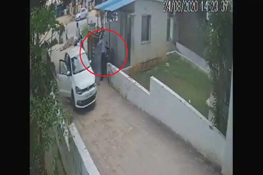 वाद घातला म्हणून महिलेनं आधी वॉचमनच्या कानशिलात लगावली मग चप्पलेनं मारलं; CCTV VIDEO व्हायरल