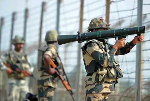पाकिस्तानचा एक तरुण रात्री उशीरा 1 वाजण्याच्या सुमारास भारतीय हद्दीत प्रवेश करण्याच्या तयारीत होता.