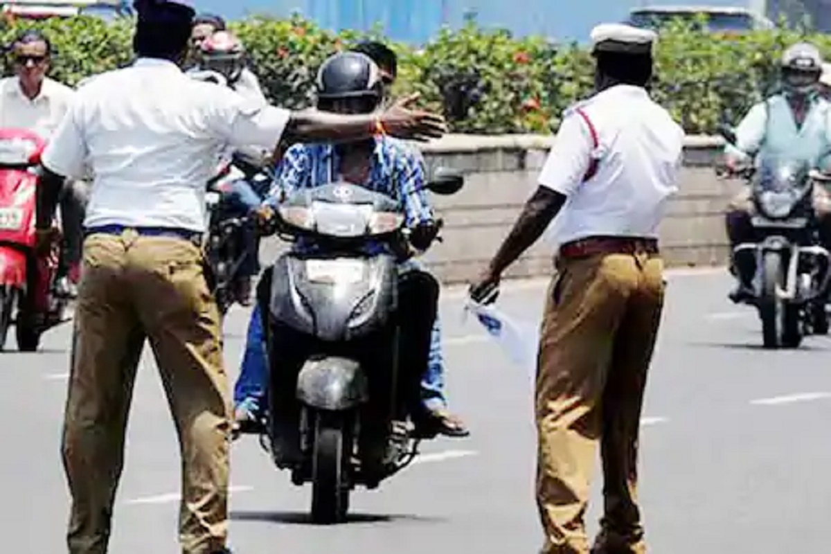 15 किमी अंतरापर्यंत गाडी चालवताना हेल्मेट वापरणं गरजेचं नाही? काय आहे VIRAL मेसेजचं सत्य