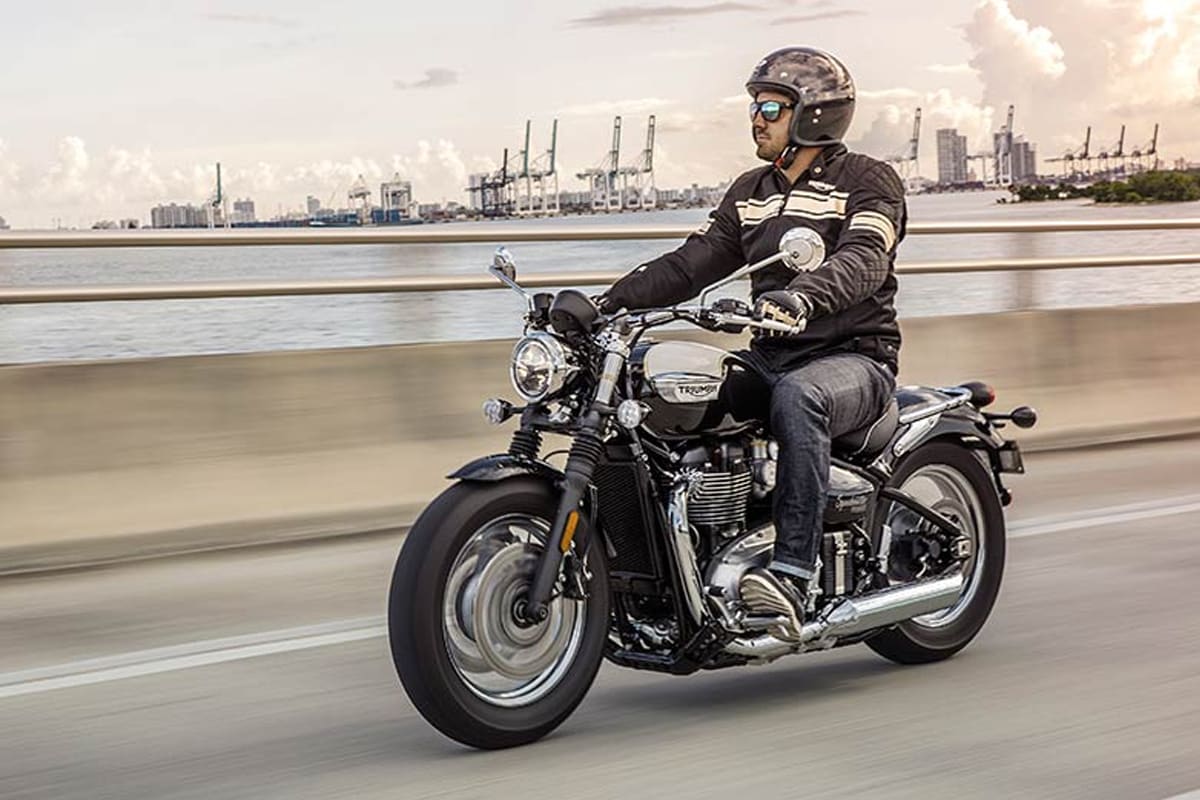 bonneville speedmaster मध्ये 1,200 CC हाई-टॉर्क पॅरेलल-ट्विन इंजिन असून जे लिक्विड-कूल्ड आहे. या इंजिनमध्ये 6,250 आरपीएमवर 78 बीएचपी इतकी पॉवर आणि 4,000 आरपीएमवर 107 एनएम पीक टॉर्क जनरेट होतो. या बाइकमध्ये 6-स्पीड गियरबॉक्स दिला आहे. bonneville speedmaster मध्ये 1,200 CC हाई-टॉर्क पॅरेलल-ट्विन इंजिन असून जे लिक्विड-कूल्ड आहे. या इंजिनमध्ये 6,250 आरपीएमवर 78 बीएचपी इतकी पॉवर आणि 4,000 आरपीएमवर 107 एनएम पीक टॉर्क जनरेट होतो. या बाइकमध्ये 6-स्पीड गियरबॉक्स दिला आहे.