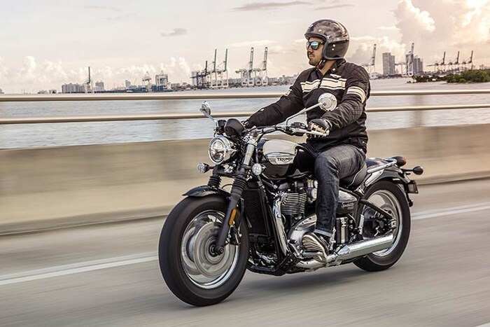 bonneville speedmaster मध्ये 1,200 CC हाई-टॉर्क पॅरेलल-ट्विन इंजिन असून जे लिक्विड-कूल्ड आहे. या इंजिनमध्ये 6,250 आरपीएमवर 78 बीएचपी इतकी पॉवर आणि 4,000 आरपीएमवर 107 एनएम पीक टॉर्क जनरेट होतो. या बाइकमध्ये 6-स्पीड गियरबॉक्स दिला आहे.  