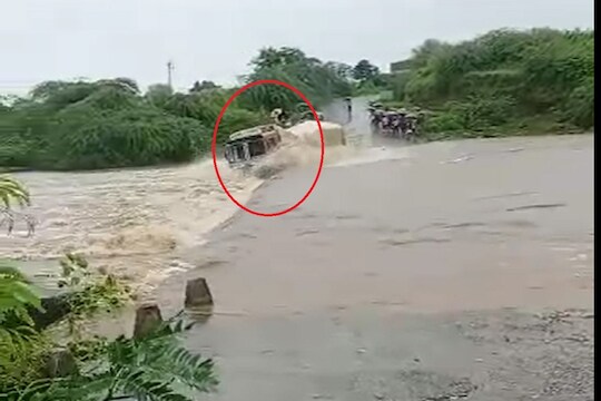 भरधाव येणारा ट्रक पाण्यासोबत गेला वाहून, पाहा LIVE VIDEO