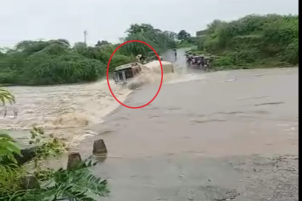 भरधाव येणारा ट्रक पाण्यासोबत गेला वाहून, पाहा LIVE VIDEO