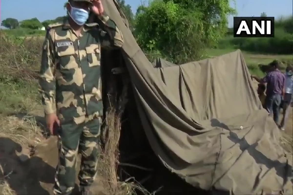 जम्मूच्या सांबा भागात पहारा देणाऱ्या BSF च्या टीमला 50 मीटर लांब खोदलेलं हे भूमिगत भुयार गुरुवारी दिसलं. जम्मूच्या सांबा भागात पहारा देणाऱ्या BSF च्या टीमला 50 मीटर लांब खोदलेलं हे भूमिगत भुयार गुरुवारी दिसलं.