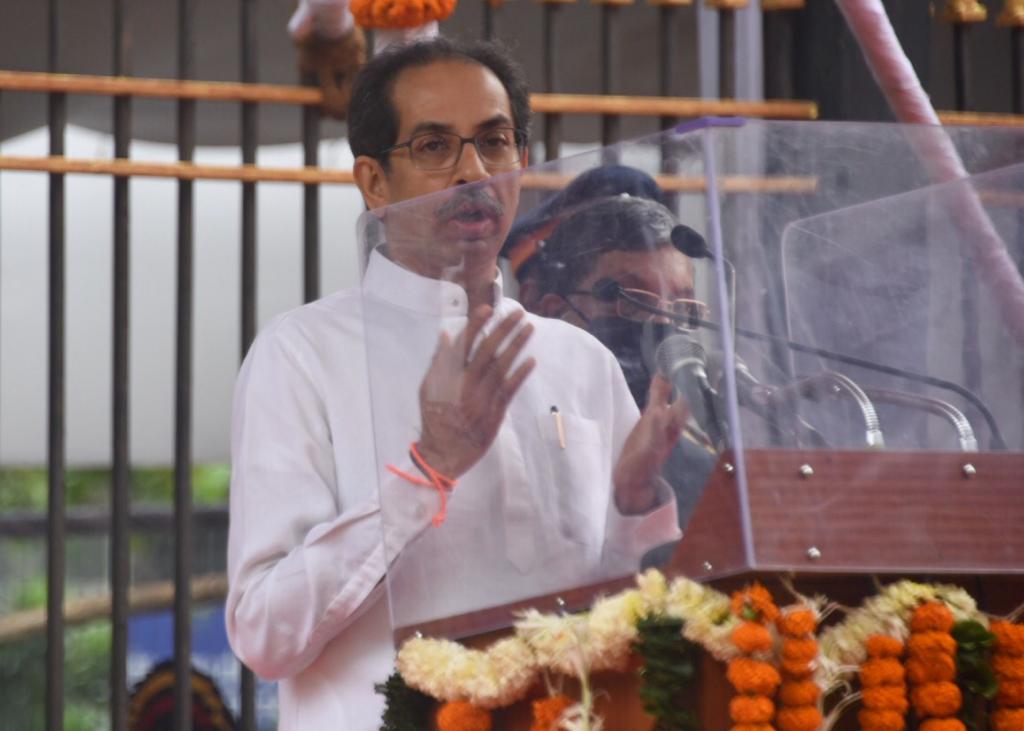 कोविड योद्धे डॉक्टर, नर्सेस तसंच वैद्यकीय सहायक, कोरोनातून बरे झालेल्या नागरिकांनाही मुख्यमंत्री उद्धव ठाकरे हे ध्वजारोहण झाल्यानंतर भेटले व त्यांचे कौतुक केले. कोविड योद्धे डॉक्टर, नर्सेस तसंच वैद्यकीय सहायक, कोरोनातून बरे झालेल्या नागरिकांनाही मुख्यमंत्री उद्धव ठाकरे हे ध्वजारोहण झाल्यानंतर भेटले व त्यांचे कौतुक केले.