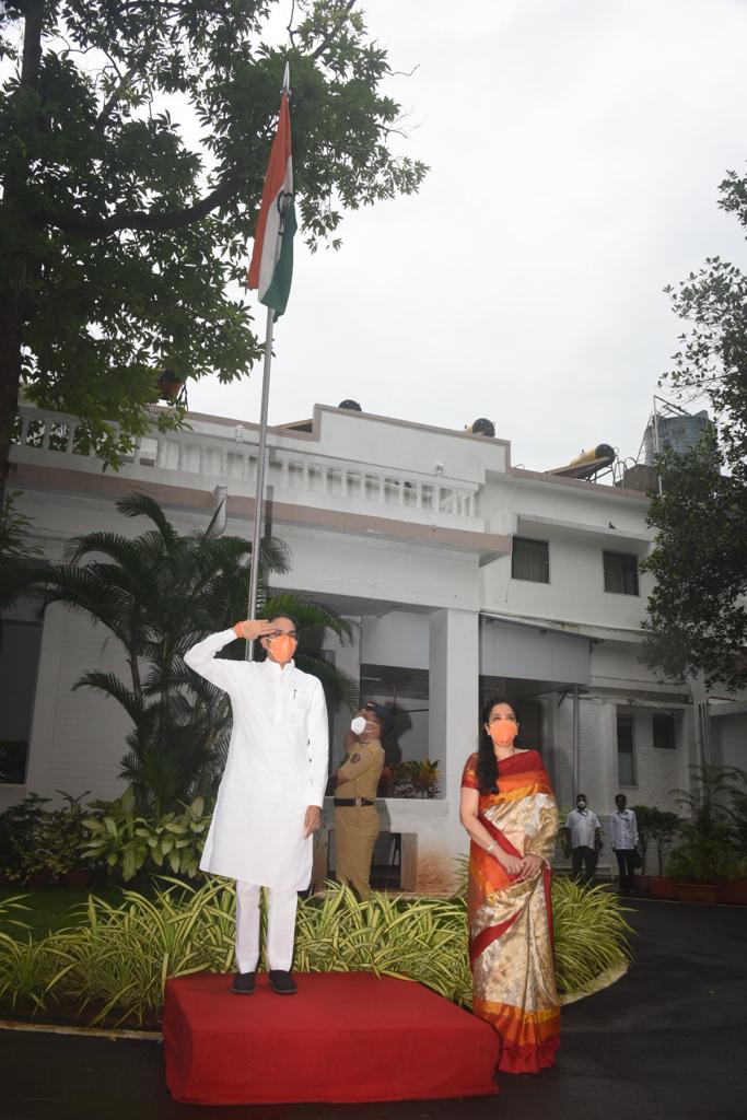 राज्याचे मुख्यमंत्री उद्धव ठाकरे यांच्या हस्ते शासकीय निवास्थान असलेल्या वर्षा बंगल्यावर ध्वजारोहण झाले. राज्याचे मुख्यमंत्री उद्धव ठाकरे यांच्या हस्ते शासकीय निवास्थान असलेल्या वर्षा बंगल्यावर ध्वजारोहण झाले.