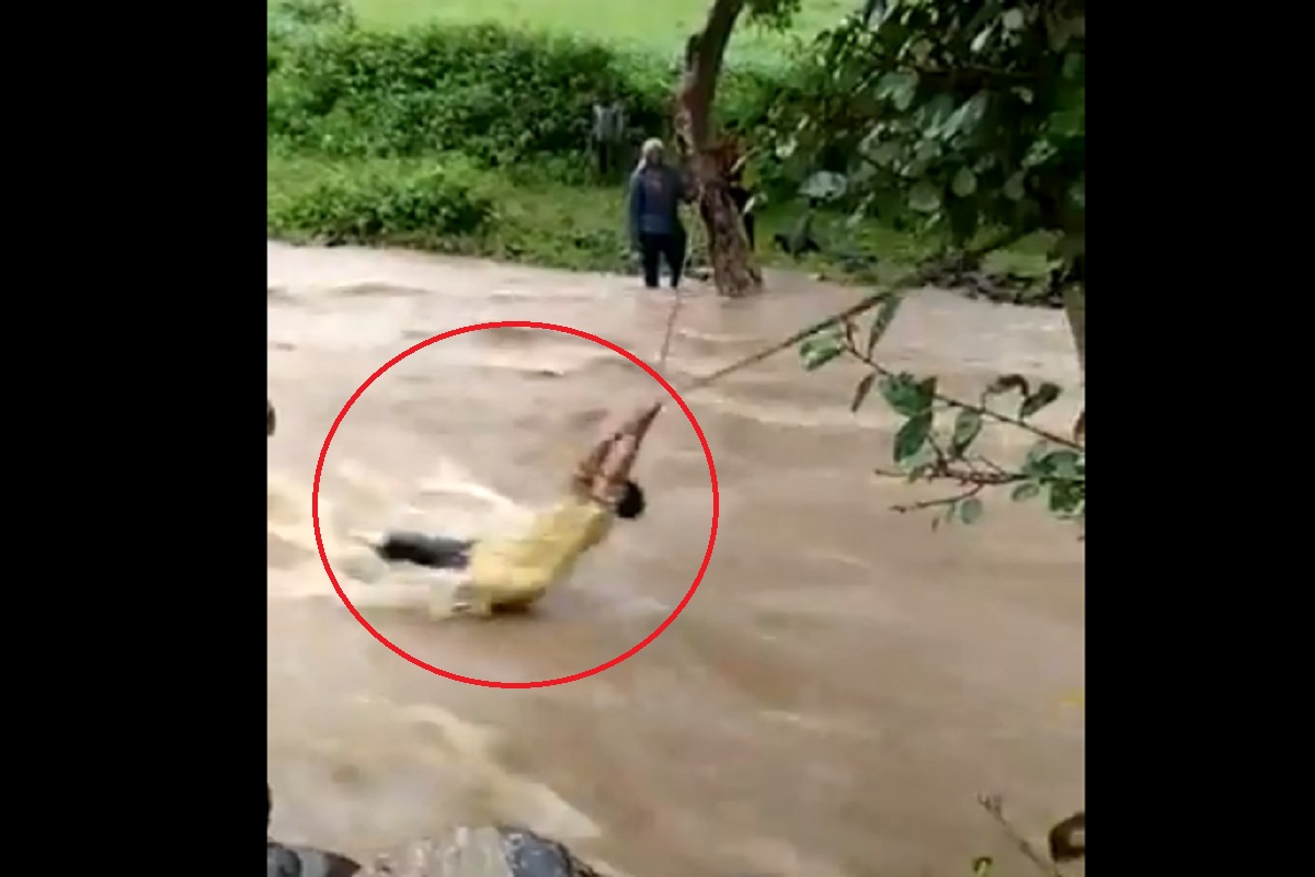 ...आणि बघता बघता 1 किमी लांब वाहून गेला तरूण! पाहा थरारक LIVE VIDEO