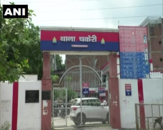 उत्तर प्रदेशात आणखीन एक धक्कादायक घटना समोर आली आहे. हरवलेल्या अहमद हसन यांच्या मृतदेहावर अंत्यसंस्कार केल्याचा दावा कुटुंबियांनी केल्यानंतर शुक्रवारी अहमद हसन दारात उभे राहिले. या घटनेमुळे संपूर्ण परिसरात मोठी खळबळ उडाली काय आहे नेमका प्रकार जाणून घ्या. उत्तर प्रदेशात आणखीन एक धक्कादायक घटना समोर आली आहे. हरवलेल्या अहमद हसन यांच्या मृतदेहावर अंत्यसंस्कार केल्याचा दावा कुटुंबियांनी केल्यानंतर शुक्रवारी अहमद हसन दारात उभे राहिले. या घटनेमुळे संपूर्ण परिसरात मोठी खळबळ उडाली काय आहे नेमका प्रकार जाणून घ्या.