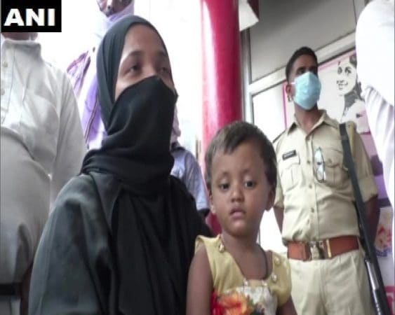 अहमद यांनी दिलेल्या पोलिसांनी दिलेल्या माहितीनुसार पत्नीसोबत वाद झाल्यानं त्यांनी घर सोडलं आणि रागाच्या भरात निघून गेले होते. शुक्रवारी जेव्हा ते पुन्हा आपल्या घरी आले तेव्हा त्यांना धक्काच बसला. अहमद यांनी दिलेल्या पोलिसांनी दिलेल्या माहितीनुसार पत्नीसोबत वाद झाल्यानं त्यांनी घर सोडलं आणि रागाच्या भरात निघून गेले होते. शुक्रवारी जेव्हा ते पुन्हा आपल्या घरी आले तेव्हा त्यांना धक्काच बसला.