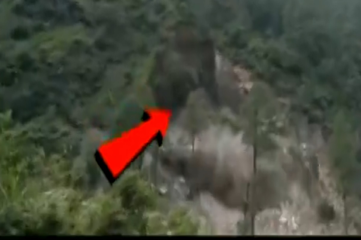 मुसळधार पावसामुळे एका क्षणांत डोंगर कोसळला, पाहा LIVE VIDEO