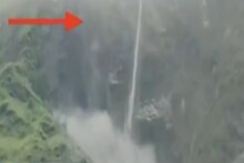...आणि बघता बघता अख्खा डोंगर खचला, पाहा थरारक LIVE VIDEO